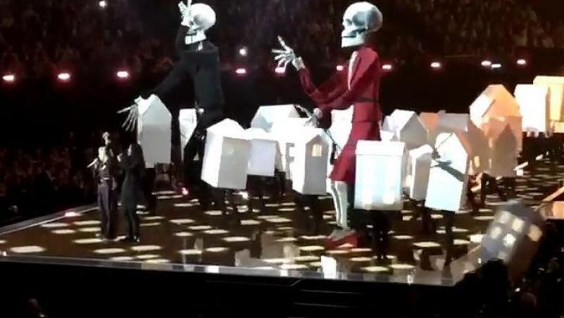 Viralul Premiilor ”BRIT AWARDS 2017” a fost dat de un moment penibil: Una dintre dansatoarele lui Katy Perry a căzut de pe scenă