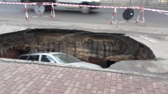 FOTO! &rdquo;Parcare&rdquo; subterană peste noapte: Mașina unui șofer din R&acirc;mnicu Sărat a fost &icirc;nghițită de un crater format &icirc;n asfalt