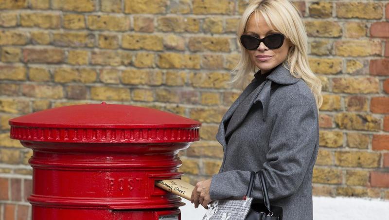 Pamela Anderson își trăiește a doua tinerețe la 50 de ani! Vedeta are un nou iubit celebru, pe care-l vizitează” în ţinute care devin tot mai sexy”