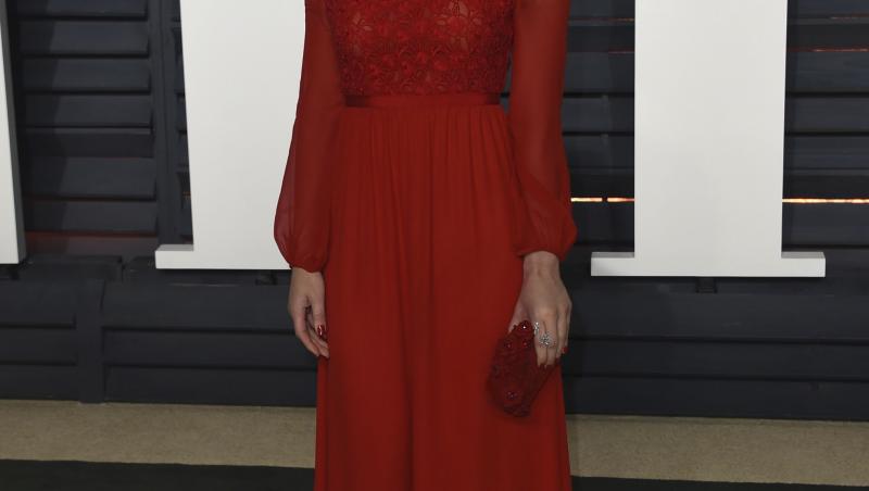 „Rochia roșie”, piesa de rezistență a Premiilor Oscar. Care actriță a purtat-o mai elegant și mai cu stil?