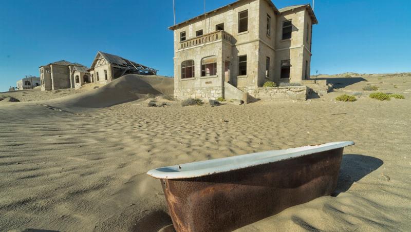 Fotogalerie: Kolmanskop, orașul fantomelor. Locul în care nisipul mușcă din case, din spital, din casino