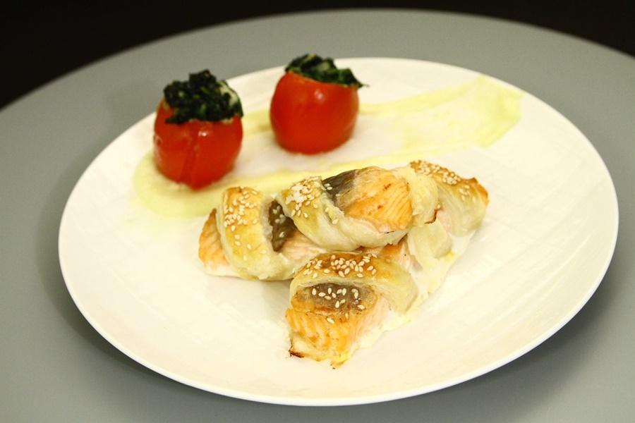 Somon &icirc;n foietaj, cu sos de lăm&acirc;ie și roșii umplute cu spanac