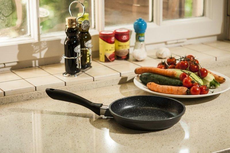 CONCURS! AloShop pune la bătaie tigaia "REGIS STONE PAN 28 CM "! Gătește ca un maestru bucătar!