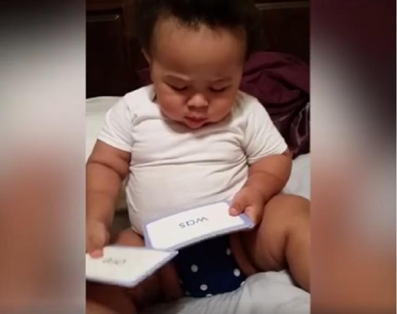 El este copilul-minune! Are doar un an și jumătate și deja citește. Băiețelul a uimit internetul cu inteligența lui sclipitoare