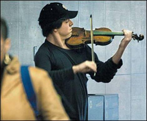 Oprește-te și „ascultă”! Joshua Bell și-a luat vioara de 3,5 milioane de dolari și a cântat la metrou, pentru bani!