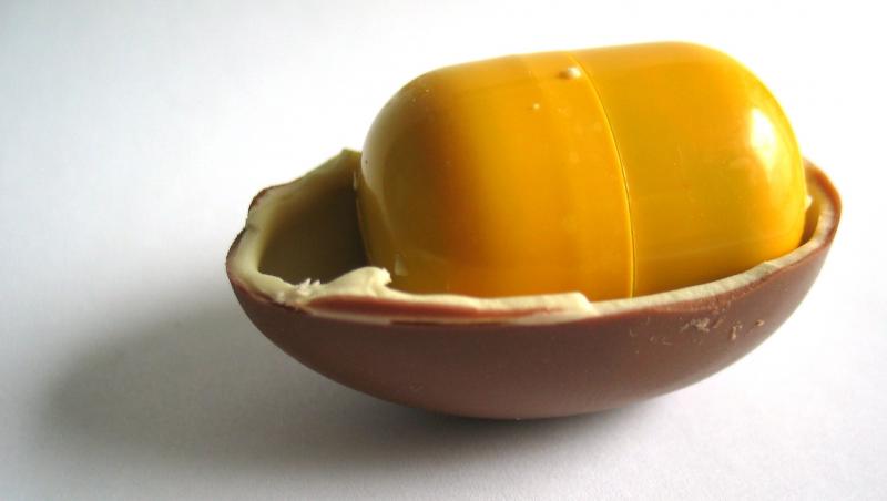 De ce cutiuțele din ouăle cu surprize sunt galbene? Răspunsul e evident, dar totuși atât de greu de ghicit!