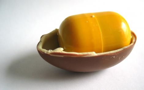 De ce cutiuțele din ouăle cu surprize sunt galbene? Răspunsul e evident, dar totuși atât de greu de ghicit!