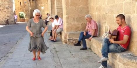 Un chitarist cânta pe stradă când o bunicuță s-a pus pe dansat! Toți turiștii s-au oprit să vadă minunea! Și ce mișcări!
