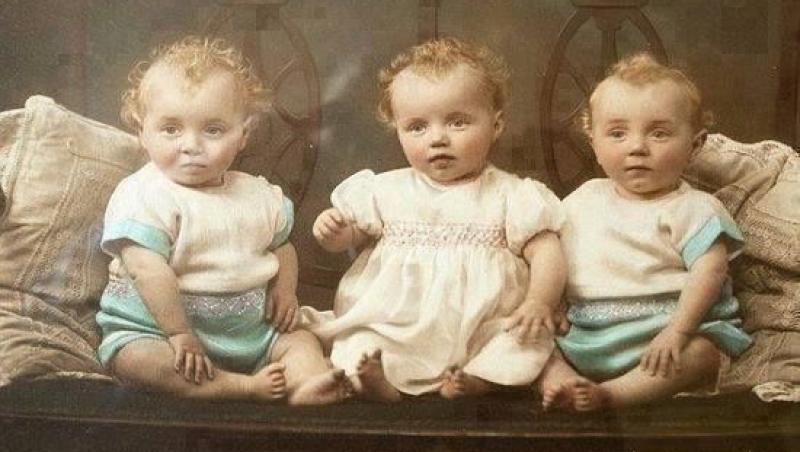 Trei frați tripleți fotografiați la naștere și apoi la... 80 de ani distanță. Au suflat împreună într-un tort!