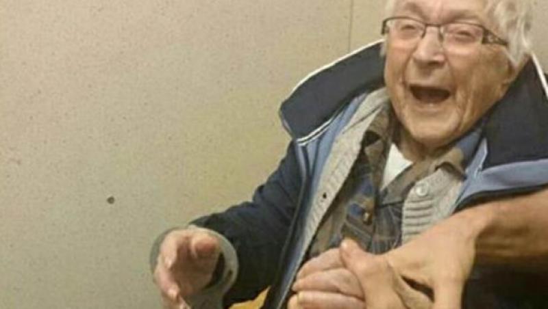 La 99 de ani, o bunicuță și-a îndeplinit visul!  A fost încătuşată de poliție: 