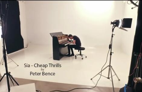 VIDEO de senzație! ”Cheap Trills” de la Sia, la pian și... bataie din pantof: Interpretarea unui artist, în pauza de filmări, VIRALĂ