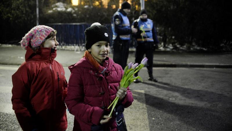 Galerie FOTO! Viralul celei de-a treia seri de proteste în România: jandarmi cu flori la piept, copii cu zâmbet pe buze