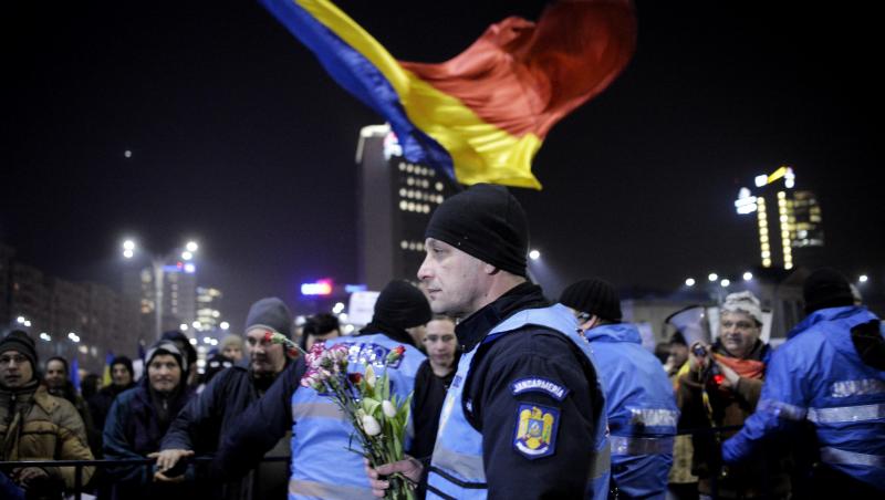 Galerie FOTO! Viralul celei de-a treia seri de proteste în România: jandarmi cu flori la piept, copii cu zâmbet pe buze
