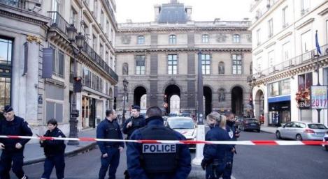 Panică la Paris! Un bărbat a strigat ”Allahu Akbar” și s-a repezit cu un cuțit spre un soldat, la muzeul Luvru. Omul legii a deschis focul