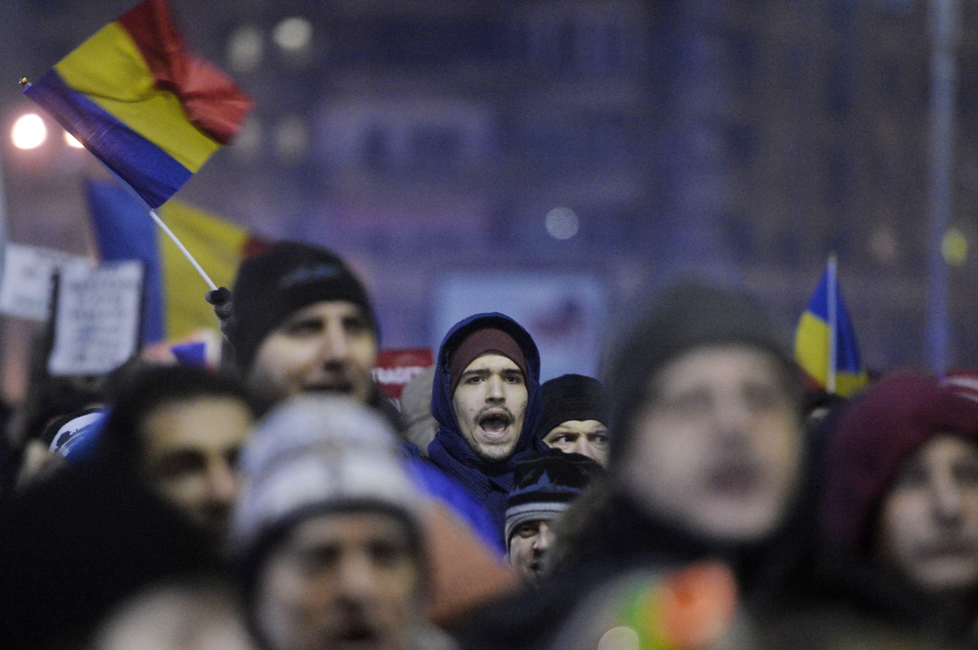 Scrisoare deschisă către rom&acirc;ni: &rdquo;Sunt patru zile de c&acirc;nd fetița mea nu mă mai vede acasă (...) E greu. Am obosit.&rdquo; Semnat: UN TATĂ!