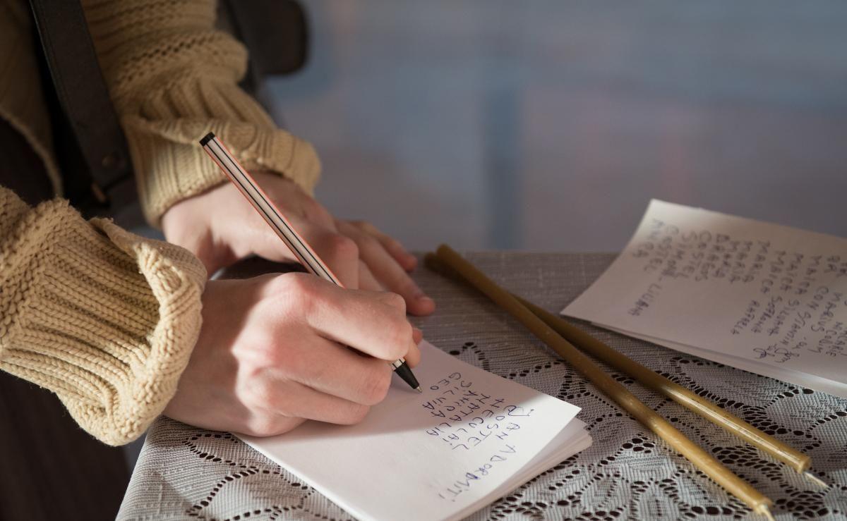 O credincioasă &icirc;ntreabă: &bdquo;Dacă avem două prenume trebuie să le trecem &icirc;n pomelnic pe am&acirc;ndouă sau e de ajuns unul?&rdquo;