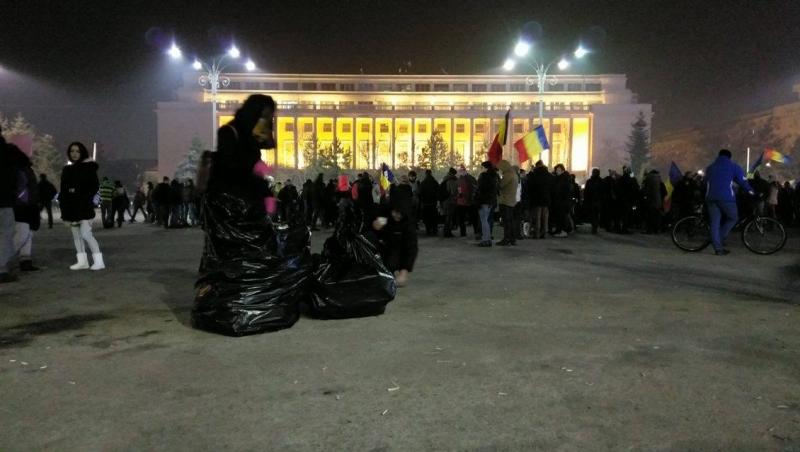 DOINIȚA BABOIANU, bătrâna care curăța Piața Victoriei după protest, a revenit cu noi declarații. „Voi, tinerilor, sunteți motorul României! Țara noastră are nevoie de voi!”