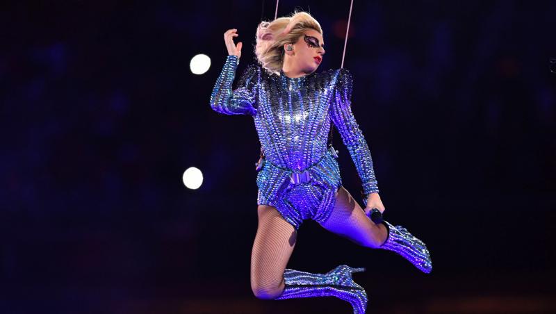 13 minute de show adevărat! Lady Gaga s-a întrecut pe sine în deschiderea finalei Super Bowl. Merită să vezi clipul ăsta!