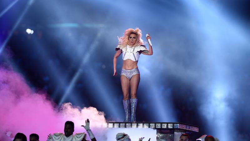 13 minute de show adevărat! Lady Gaga s-a întrecut pe sine în deschiderea finalei Super Bowl. Merită să vezi clipul ăsta!