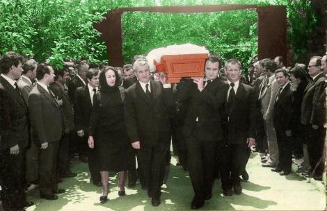 Pe 7.7.'77, ateul Nicolae Ceaușescu pupă mâna unui preot, în fața unei biserici! Apoi dă ordin ca fotografiile să dispară!