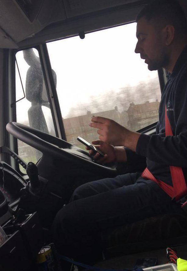 VIDEO: Un ROM&Acirc;N i-a enervat la maximum pe englezi! Vorbeşte la două telefoane şi măn&acirc;ncă &icirc;n timp ce conduce un tir de 18 TONE cu 100km/h