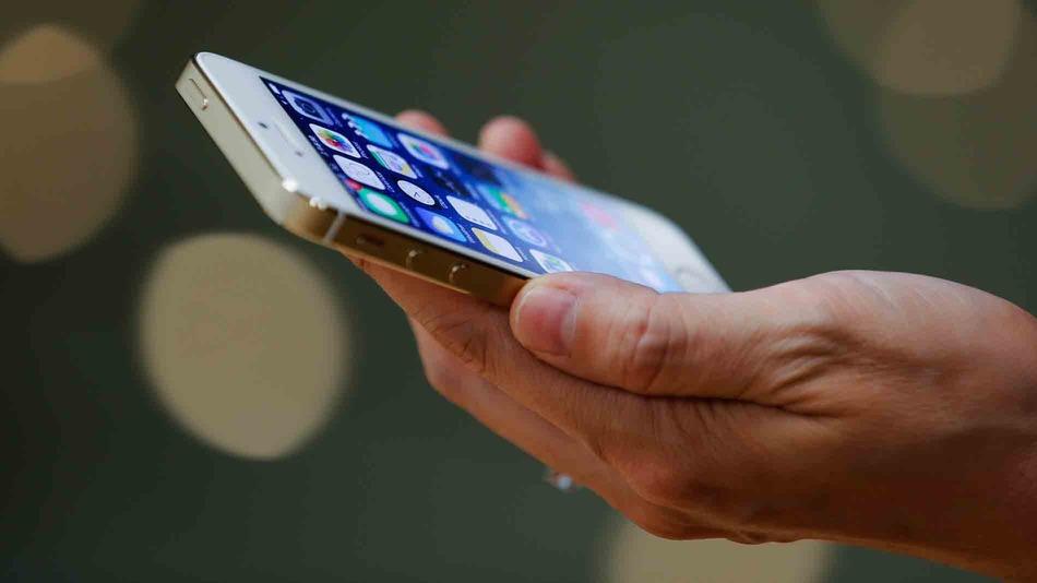 De ce oamenii care au iPhone sunt singuri? Nu te-ai g&acirc;ndit niciodată care e legătura dintre celibatari și telefonul pe care &icirc;l folosesc