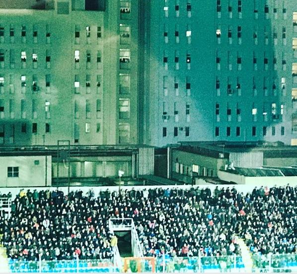 Ce &icirc;nseamnă să fii microbist &icirc;nrăit! Un fan al echipei Juventus s-a dat bolnav, pentru a urmări de la ferestra spitalului meciul cu Crotone