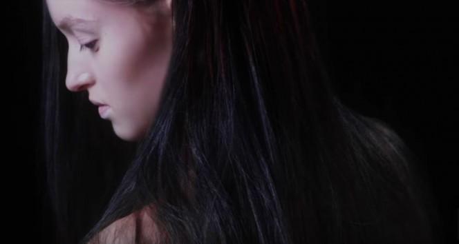 Magie curată! Părul acestei fete &icirc;și schimbă culoarea fără să fie atins! Te uiți și te minunezi!