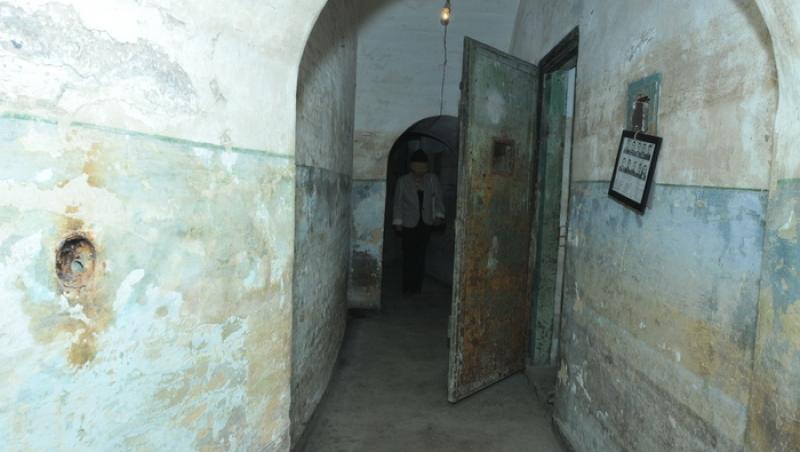 ”Morții erau duși într-o cameră neagră, unde era nisip ud pe jos. Se auzeau deţinuţii cum mestecau în gol, în vis, de foame!” Teroarea închisorii de la Periprava. Amintiri...