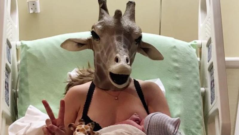 Mămica-girafă este noua senzație de pe internet! N-ai cum să ratezi așa ceva!