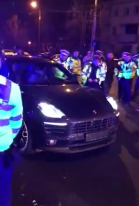 Zeci de polițiști români s-au chinuit să scoată șoferul vinovat din mașină, dar nu au reușit! Imaginile fac deja senzație pe internet