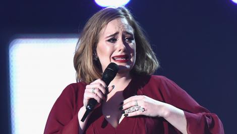 Incident șocant! Adele și-a întrerupt concertul, după ce o femeie care se afla în primul rând a făcut stop cardiac! Întâmplarea a speriat-o pe artistă!