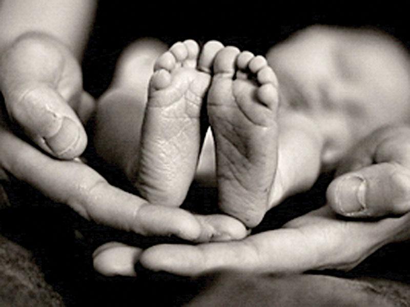 Cazul care a cutremurat Rom&acirc;nia! Haine pline de s&acirc;nge, găsite l&acirc;ngă trupurile mumificate ale bebelușilor descoperiți &icirc;n podul unui bloc. Anchetatorii lansează mai multe ipoteze