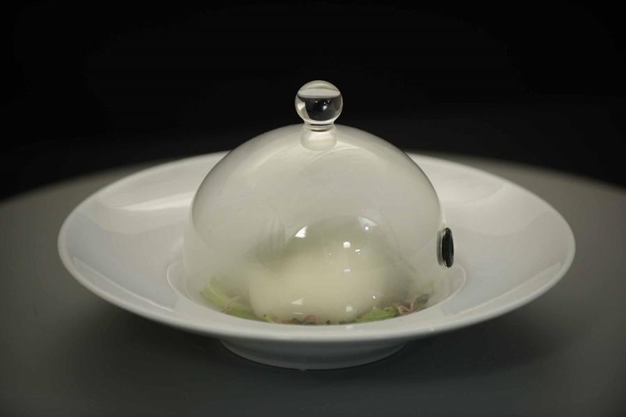 Mozzarella &icirc;n fum de rozmarin cu bile de oțet balsamic