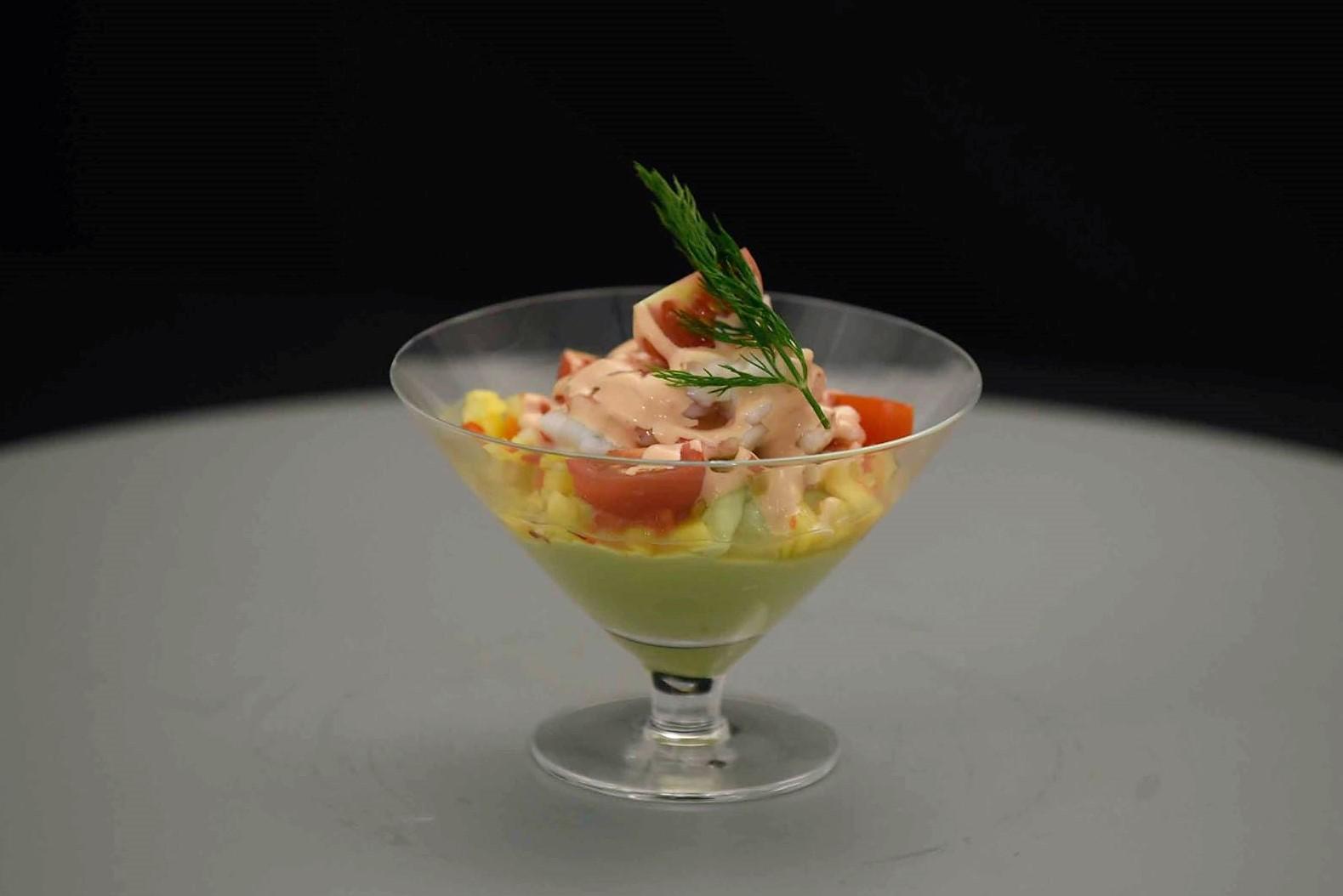 Ceviche de creveți cu avocado și cocktail sos