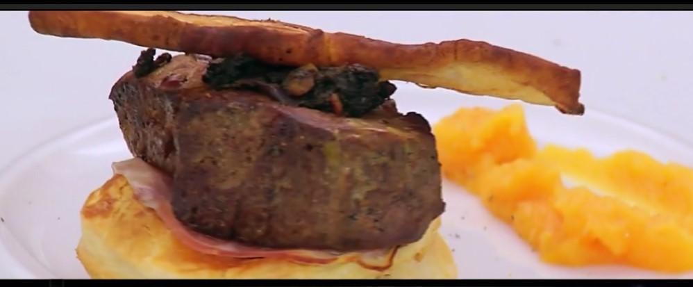 Mușchi de vită wellington cu piure de țelină și sos de piper verde
