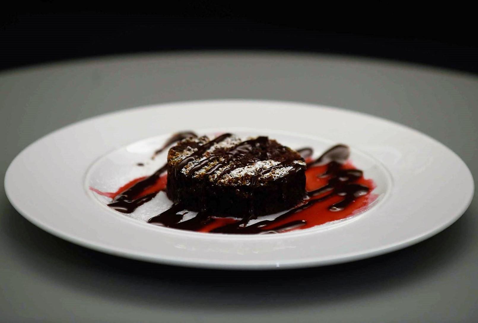 Prăjitura de ciocolată cu sos de zmeură și piper roșu