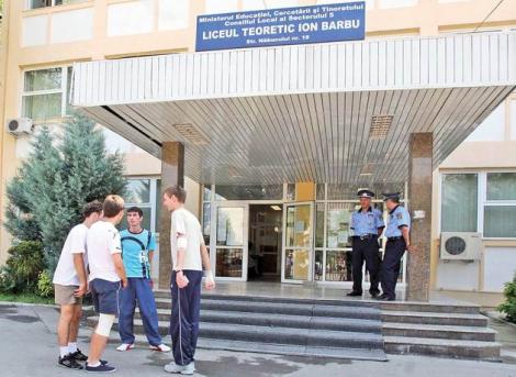 Alertă cu bombă la Liceul "Ion Barbu" din Capitală. Elevii au fost evacuaţi