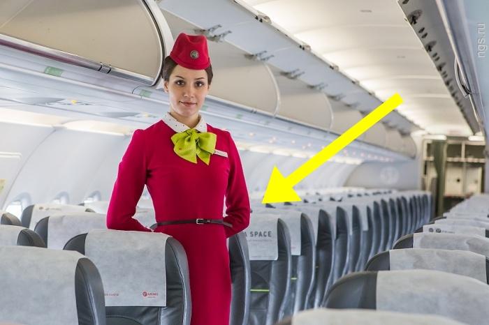 Nici prin cap nu ţi-ar fi trecut aşa ceva! De ce ţin stewardesele m&acirc;inile la spate de fiecare dată c&acirc;nd te urci &icirc;n avion