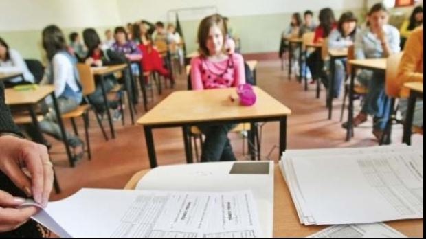 Școala noastră-i o... SIMULARE! Perlele elevilor de clasa a VIII-a la Evaluarea Națională 2017: &rdquo;Tipul de rimă este banal, &icirc;n sensul că am&acirc;ndouă versurile se termină la fel&rdquo;