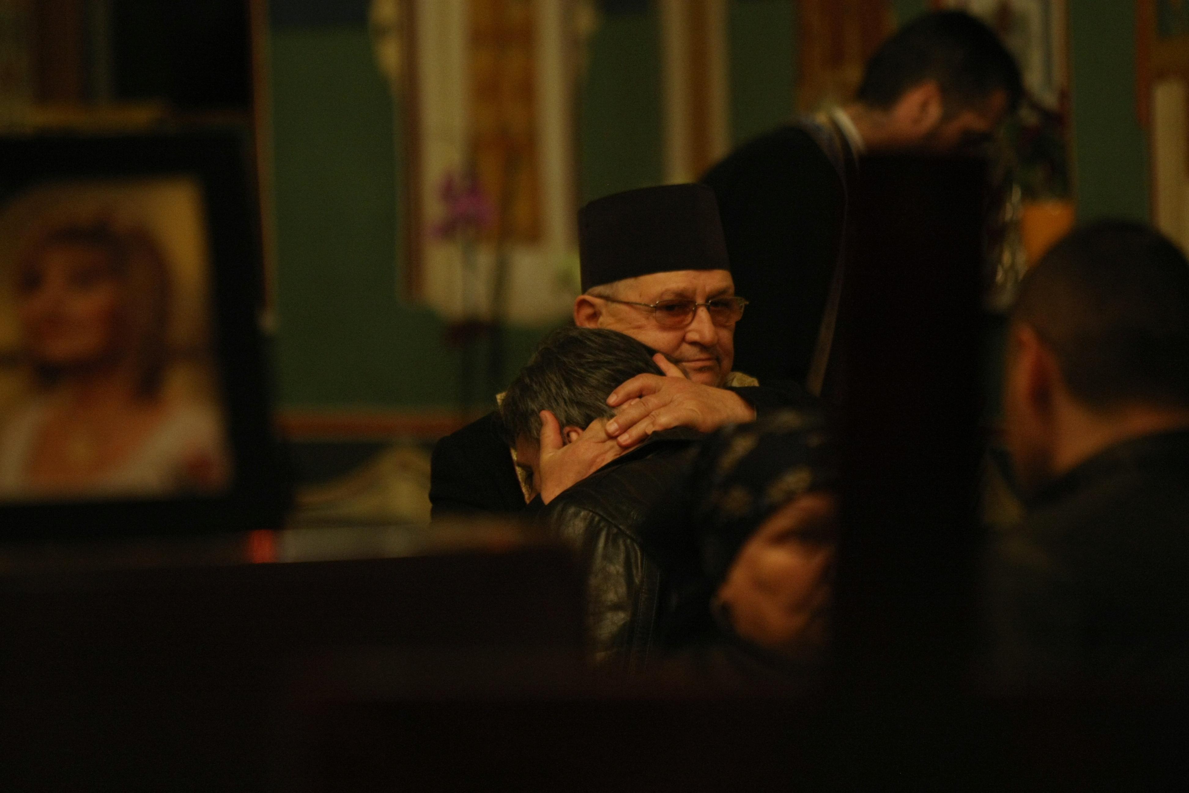 Soțul Ilenei Ciuculete, copleșit de durere! A clacat &icirc;n capelă, la căpăt&acirc;iul artistei