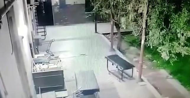 O fantomă a st&acirc;rnit groaza printre pacienții unui spital! Camerele de filmat au surprins cum spiritul &icirc;și face de cap!