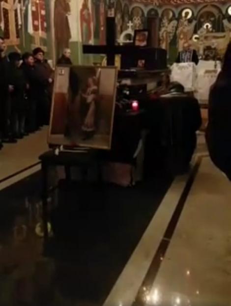 Imagini sfâşietoare cu Cornel Galeş la căpătâiul Ilenei Ciuculete! Cu lacrimi în ochi şi privirea pierdută, soţul cântăreţei de muzică populară abia rezistă durerii
