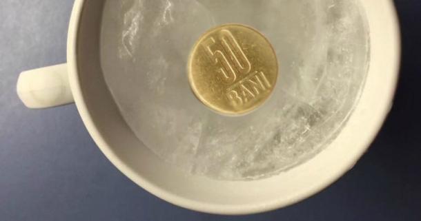 Trucul pe care orice gospodină şi-ar fi dorit să &icirc;l afle mai devreme! De ce să ţii o cană cu gheaţă şi o monedă &icirc;n frigider