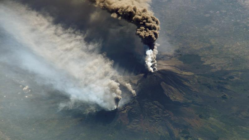 Vulcanul Etna a erupt violent! Până la zece persoane ar fi fost rănite