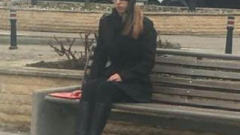 Cel mai periculos joc continuă să curme vieţi nevinovate! O fată legată la ochi care stă nemişcată pe o bancă din Alba Iulia, următoarea victimă?