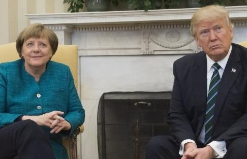 Video! S-a scris ISTORIE. Trump a refuzat să dea m&acirc;na cu Angela Merkel. Reacţia cancelarului german face furori pe internet
