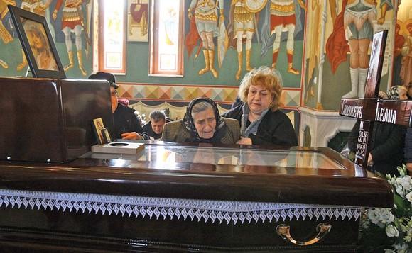 Ultimele ore de rămas-bun la căpăt&acirc;iul Ilenei Ciuculete sunt sf&acirc;șietoare. Mama de 86 de ani, prăbușită l&acirc;ngă sicriu, strigă fără &icirc;ncetare: &rdquo;Copiluța mea, nu pot să te mai ţin &icirc;n braţe că ai capacul asta! Frumoasa mamii!&rdquo;