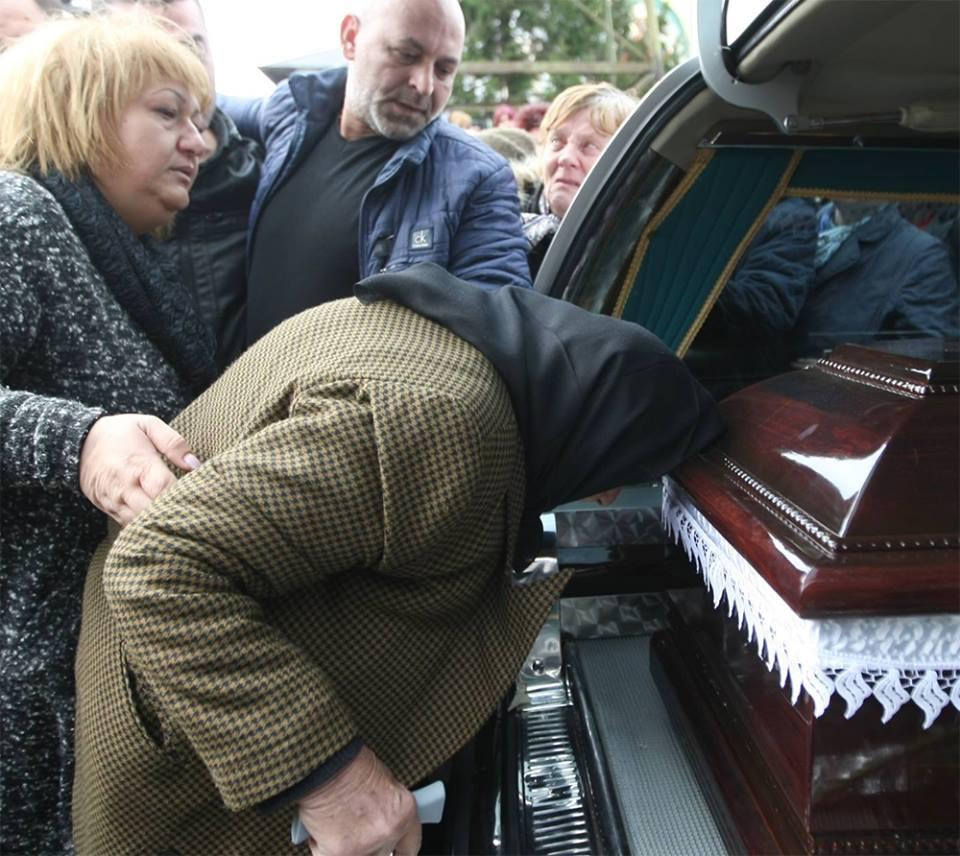 Momente sf&acirc;șietoare, lacrimi și durere! Lui Cornel Galeș i s-a făcut rău la &icirc;nmorm&acirc;ntare