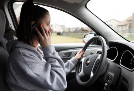 Măsură extremă pentru șoferii din Marea Britanie! Conducătorii auto prinși că folosesc telefonul mobil la volan rămân pe loc fără permis
